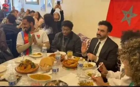 عمدة نيويورك زهران ممداني يتابع مباراة المغرب وجزر القمر وسط أجواء مغربية