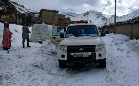Les autorités de Midelt évacuent deux femmes malades suite à la coupure de la route d’Anfgou
