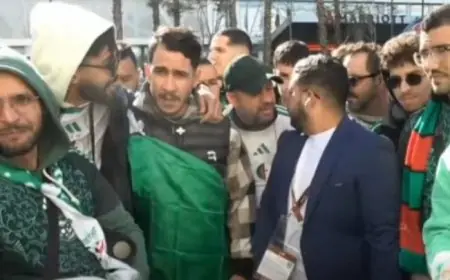 فضيحة إعلامية على الهواء مباشرة.. مراسل قناة جزائرية يحرض الجماهير على إثارة أزمة التذاكر