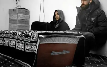 مرتديا جلبابا تقليديا.. حكيم زياش يشارك في تشييع جنازة شقيقه بإقليم بركان