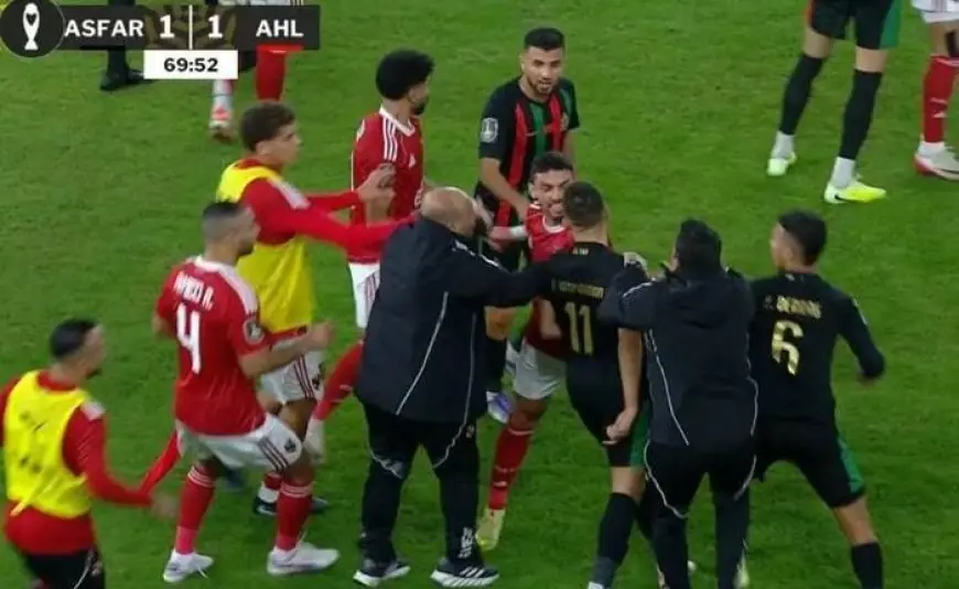 الكاف يفتح تحقيقا في أحداث مباراة الجيش الملكي ضد الأهلي المصري