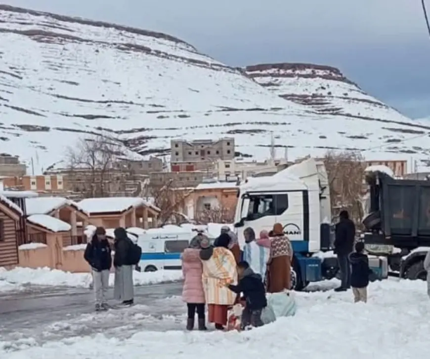ثلوج كثيفة تُعزل دواوير إملشيل وتقطع الطرق بإقليم ميدلت