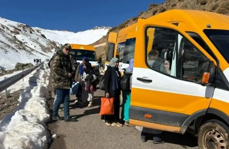 Intervention urgente à Tinghir pour transporter les élèves et assurer la reprise des cours face aux fortes chutes de neige