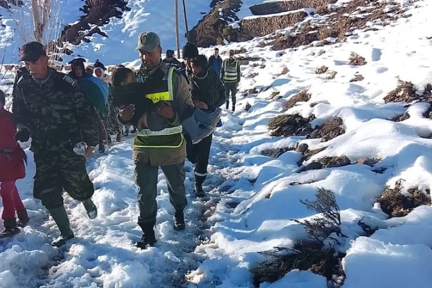 سلطات ميدلت تنقذ الرحل العالقين في الثلوج بأيت يحيى