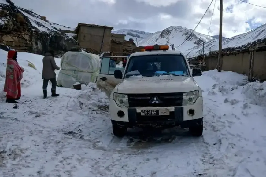 Les autorités de Midelt évacuent deux femmes malades suite à la coupure de la route d’Anfgou