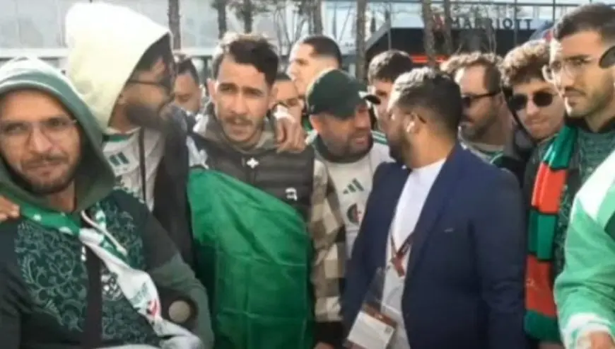 فضيحة إعلامية على الهواء مباشرة.. مراسل قناة جزائرية يحرض الجماهير على إثارة أزمة التذاكر