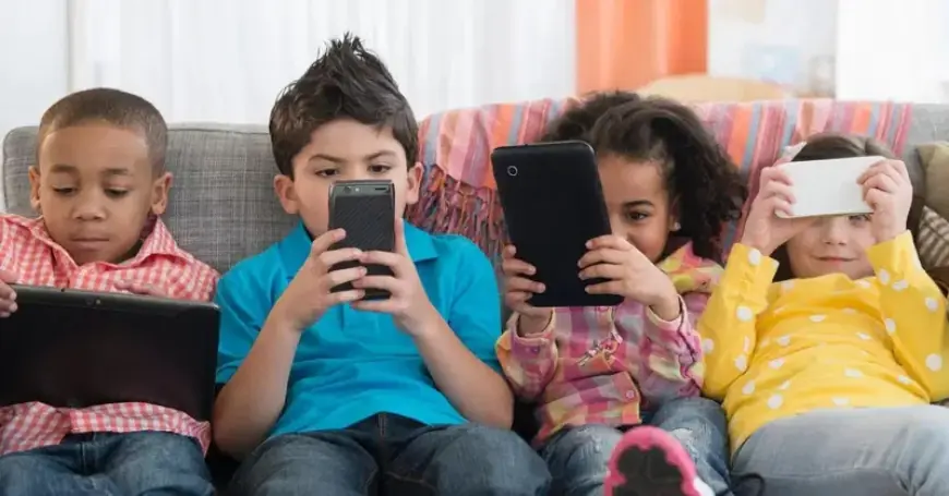 Vers une interdiction des réseaux sociaux pour les moins de 15 ans en France dès 2026