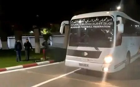 بعد الخروج من الكان.. استقبال البعثة الجزائرية على متن حافلة قديمة يثير السخرية