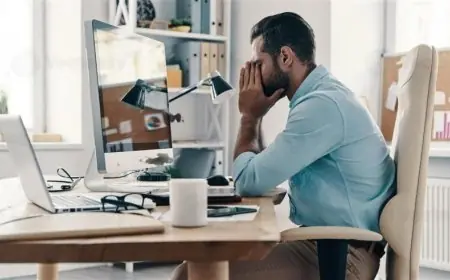 طبيب أخصائي يحذر.. الجلوس الطويل أمام الكمبيوتر يهدد صحة الساقين