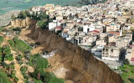 انهيارات أرضية تبتلع أحياء سكنية في جزيرة صقلية الإيطالية