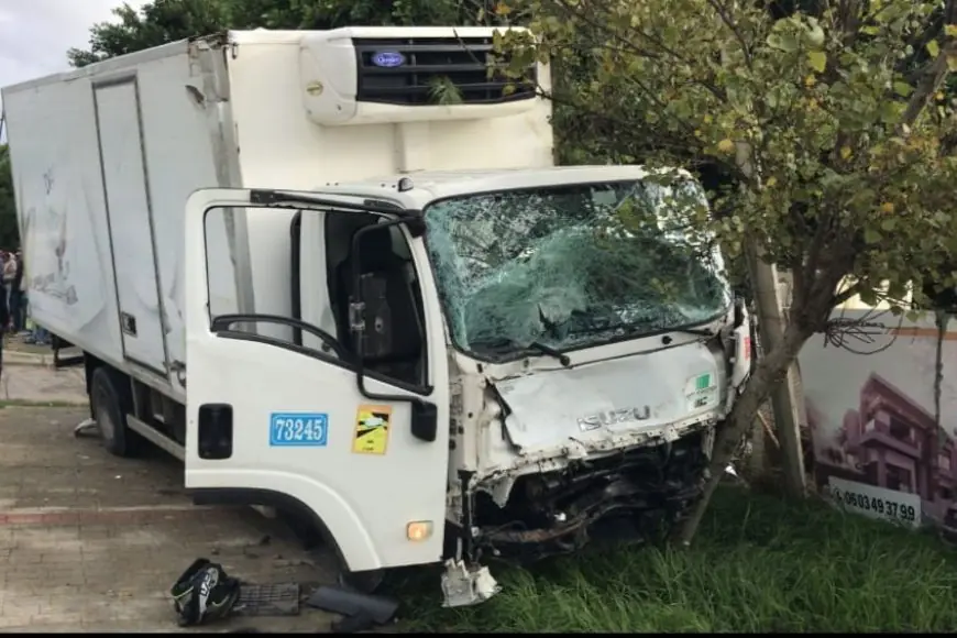 مصرع شابين وإصابة سائق شاحنة في حادث مروع بطنجة