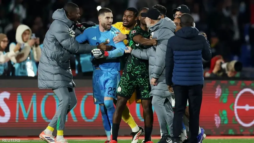 "الكاف" يفتح تحقيقا في سلوكيات غير مقبولة خلال مباراتي المغرب–الكاميرون والجزائر–نيجيريا