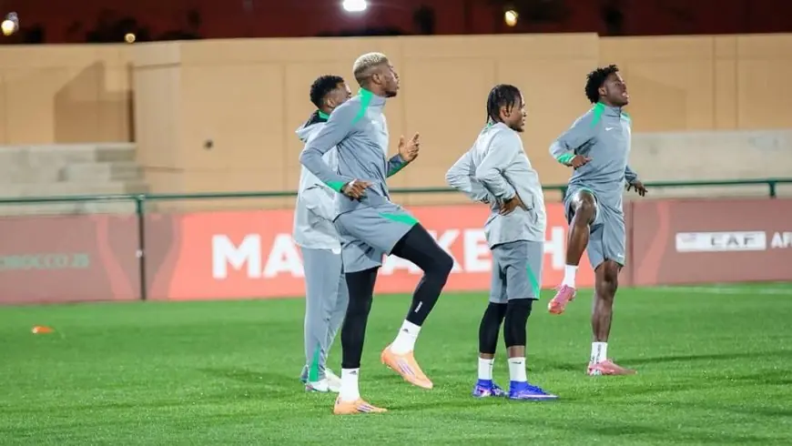 منتخب نيجيريا يصل الرباط ويفرض السرية على تدريباته قبل مواجهة المغرب