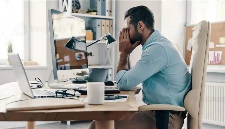 طبيب أخصائي يحذر.. الجلوس الطويل أمام الكمبيوتر يهدد صحة الساقين