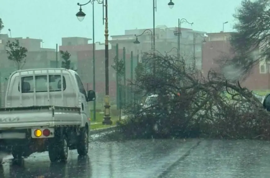 رياح عاتية وأمطار غزيرة تعيق حركة السير في مدن شمال المغرب