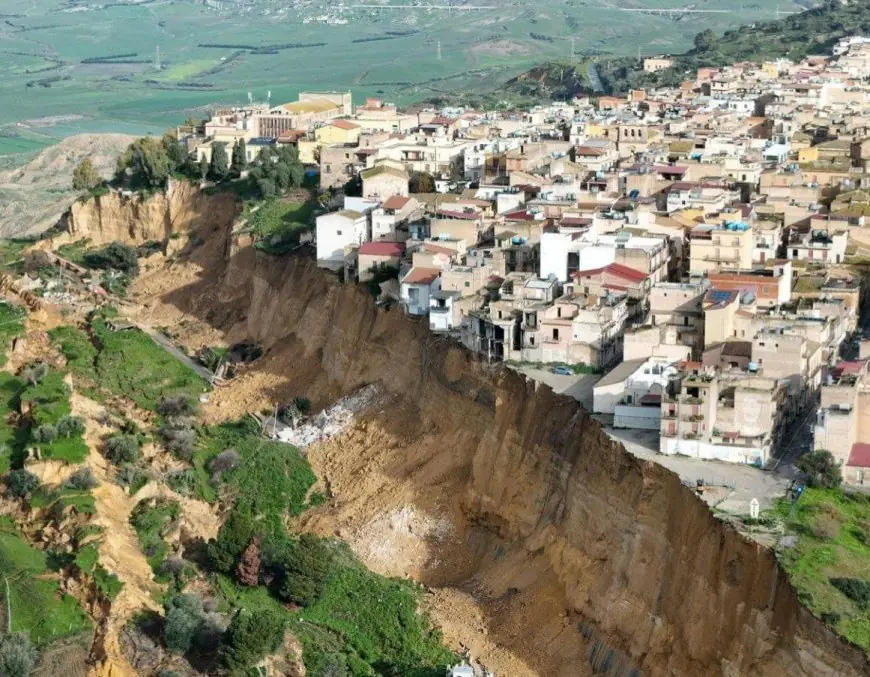 انهيارات أرضية تبتلع أحياء سكنية في جزيرة صقلية الإيطالية