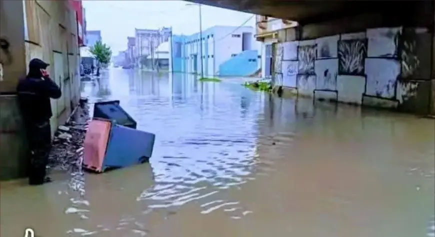 التساقطات المطرية الغزيرة تغرق شوارع القصر الكبير بالسيول