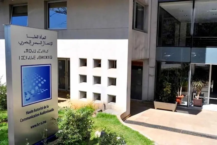 الهاكا تحذر من مفردات ومصطلحات ذات دلالة لغوية تمييزية نمطية في التلفزيون والإذاعات