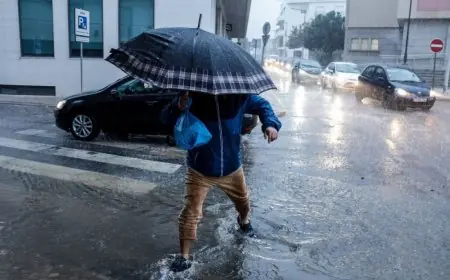 أمطار غزيرة تجبر على إجلاء الآلاف وتعطل حركة القطارات في جنوب إسبانيا والبرتغال