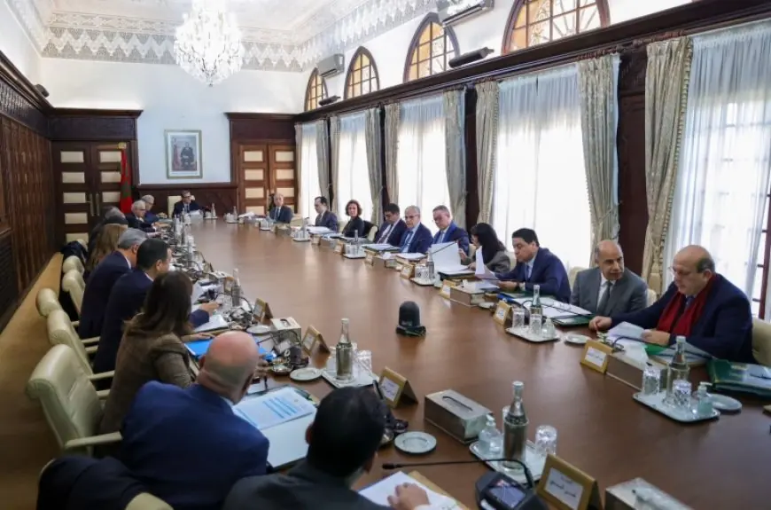 مجلس الحكومة يصادق على مشاريع قوانين ومراسيم لتعزيز فعالية القضاء والإدارات العمومية