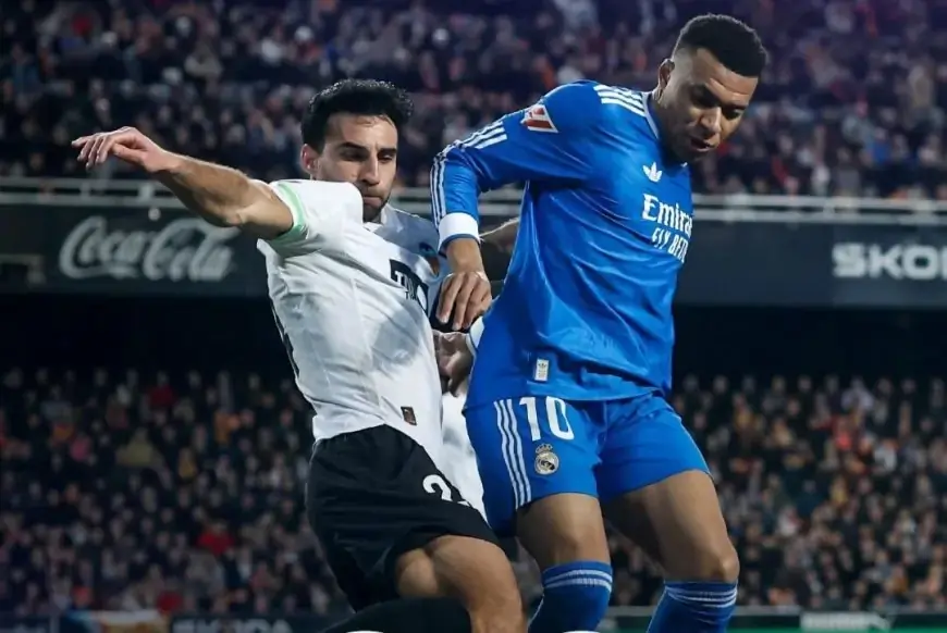 Real Madrid s’impose à Valence et maintient la pression sur le FC Barcelone
