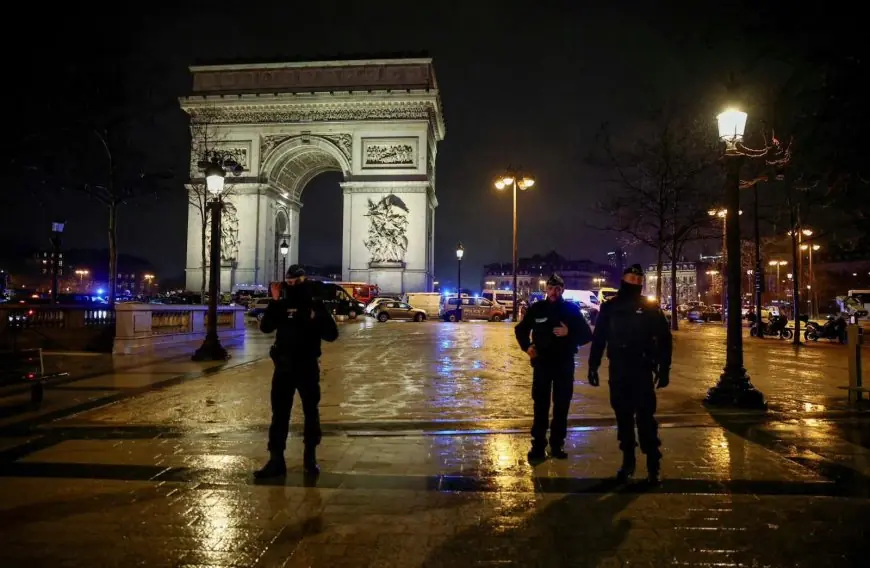 Attaque au couteau sous l’Arc de Triomphe à Paris un assaillant abattu et enquête ouverte pour terrorisme