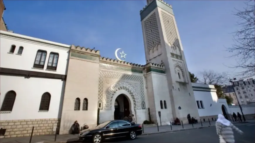 التوتر بين المغرب والجزائر يثير انقساما في الإعلان عن أول أيام رمضان في فرنسا