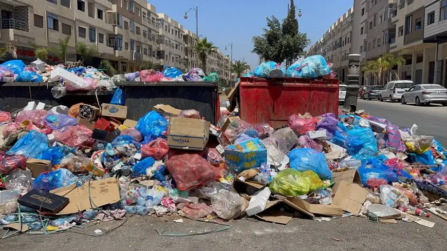 تراكم الأزبال يشعل غضب ساكنة بنسليمان بعد انتهاء عقد شركة النظافة