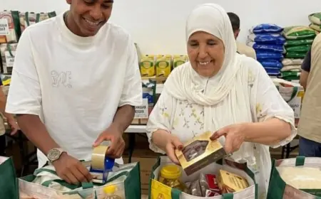 ما صحة صورة لامين يامال مع جدته في توزيع سلال غذائية رمضانية ؟