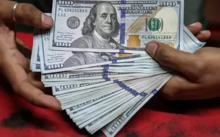 الدولار يقترب من أعلى مستوياته في عام 2026 ويواصل مكاسبه العالمية