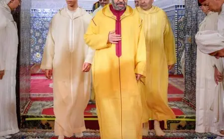الملك محمد السادس يؤدي صلاة عيد الفطر بمسجد أهل فاس بالرباط ويتقبل التهاني بهذه المناسبة السعيدة