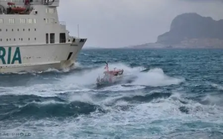 سوء الأحوال الجوية يتسبب في تعليق الرحلات البحرية بين ميناء طريفة وميناء طنجة المدينة