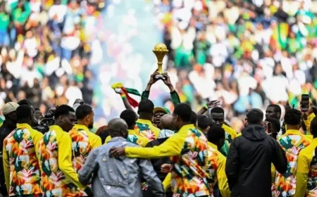 السنغال تحتفي بكأس أمم إفريقيا  في باريس رغم سحب اللقب لصالح المغرب