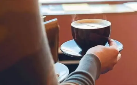 خبراء يحذرون من تناول القهوة مع المكملات الغذائية