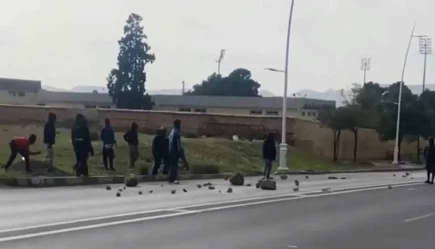 بعد ترحيلهم.. مهاجرون أفارقة يثيرون الفوضى وسط مدينة وادي زم