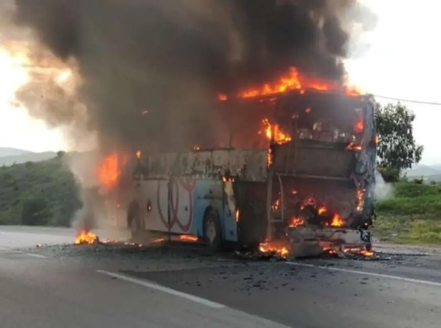 حريق مهول يلتهم حافلة لنقل المسافرين بين تطوان وطنجة
