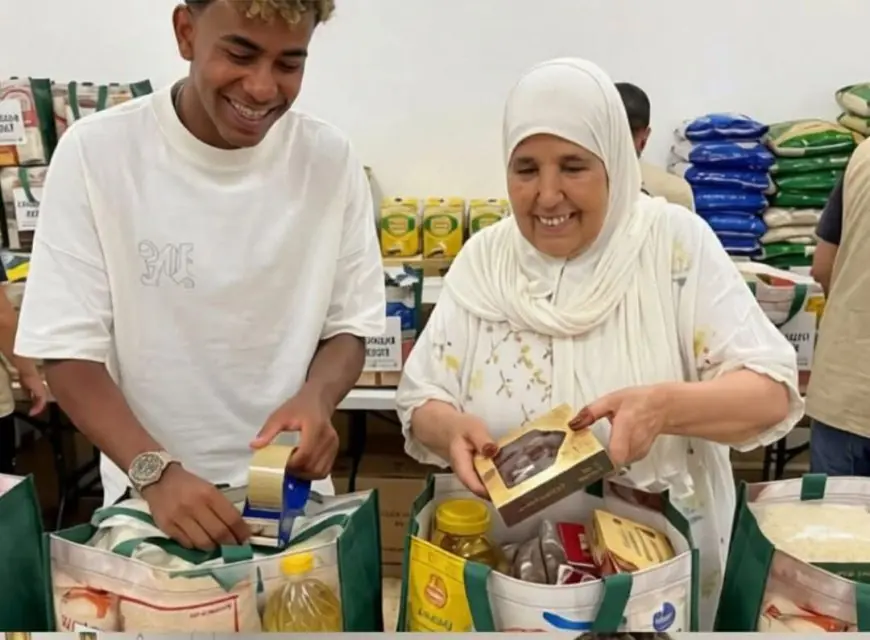 ما صحة صورة لامين يامال مع جدته في توزيع سلال غذائية رمضانية ؟