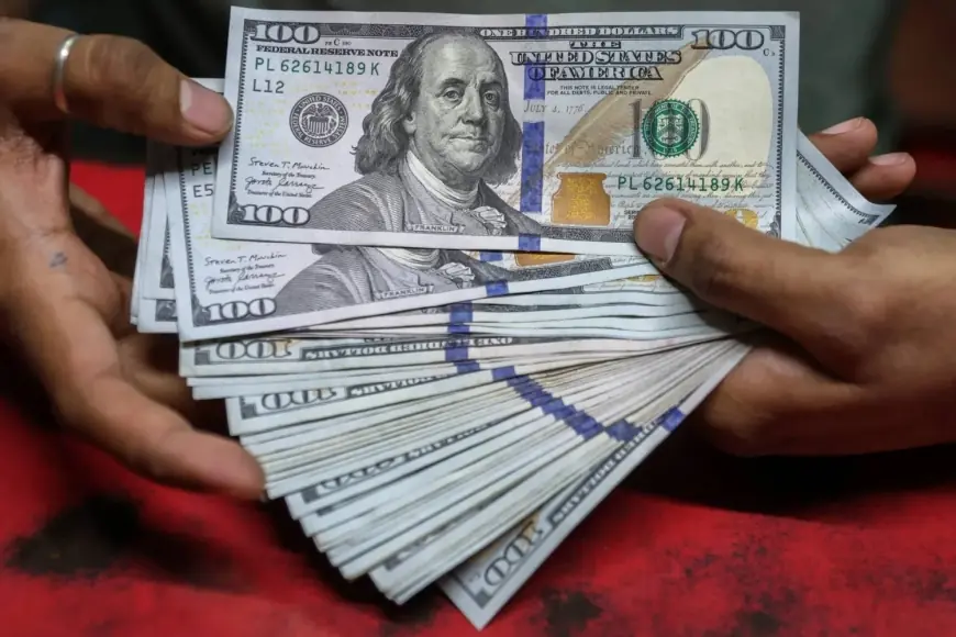 الدولار يقترب من أعلى مستوياته في عام 2026 ويواصل مكاسبه العالمية