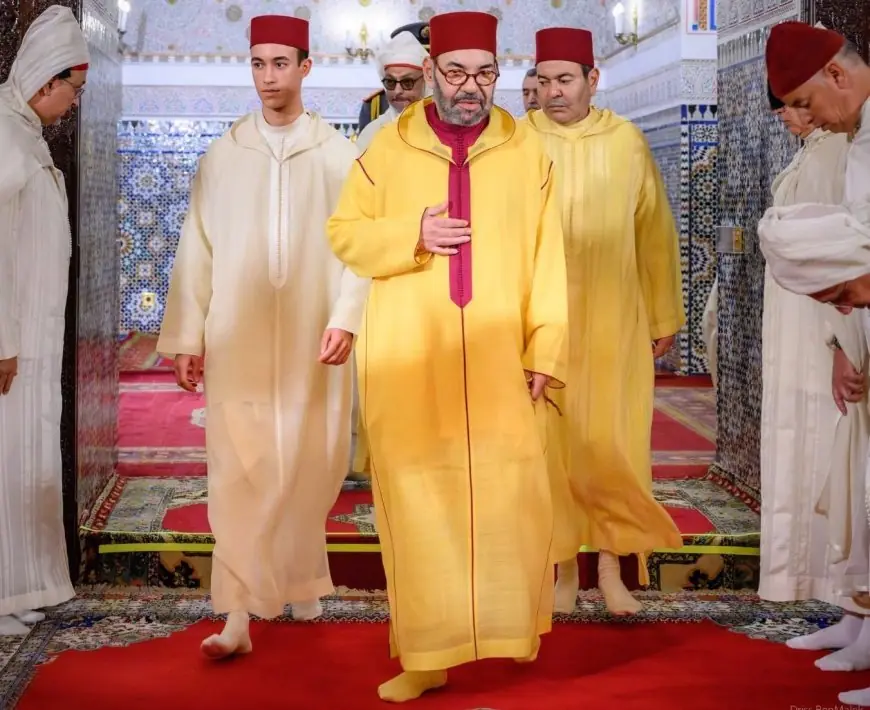الملك محمد السادس يؤدي صلاة عيد الفطر بمسجد أهل فاس بالرباط ويتقبل التهاني بهذه المناسبة السعيدة