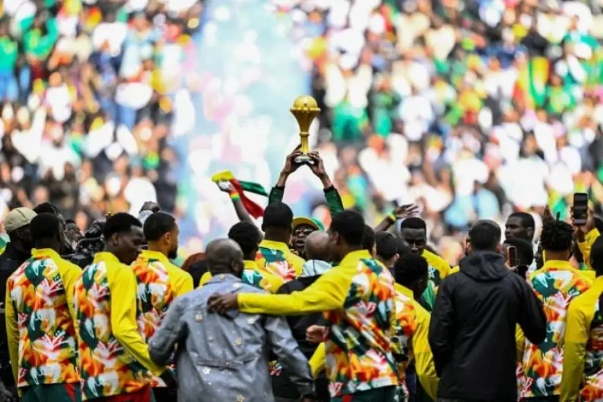 السنغال تحتفي بكأس أمم إفريقيا  في باريس رغم سحب اللقب لصالح المغرب