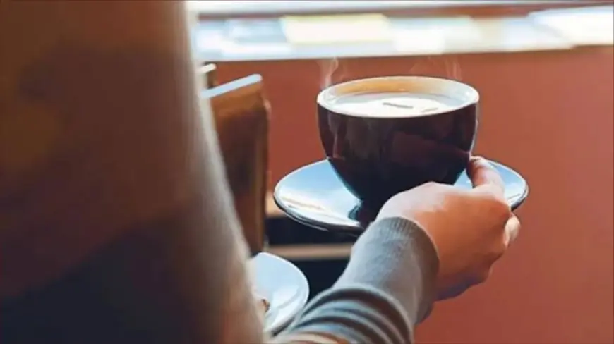خبراء يحذرون من تناول القهوة مع المكملات الغذائية