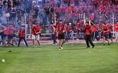 "الكاف" يحقق في أحداث شغب مباراة أولمبيك آسفي واتحاد العاصمة ويتوعد بعقوبات قاسية