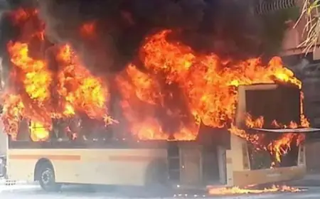 نيران مفاجئة تلتهم حافلة "متهالكة" بوجدة وسرعة استجابة المواطنين تحول دون سقوط ضحايا