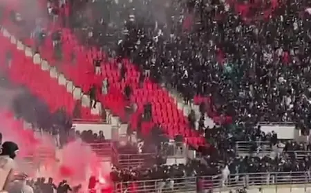 اشتباكات بين جماهير الجيش الملكي والرجاء في مدرجات ملعب الرباط.. والسلطات تتدخل لاحتواء الوضع
