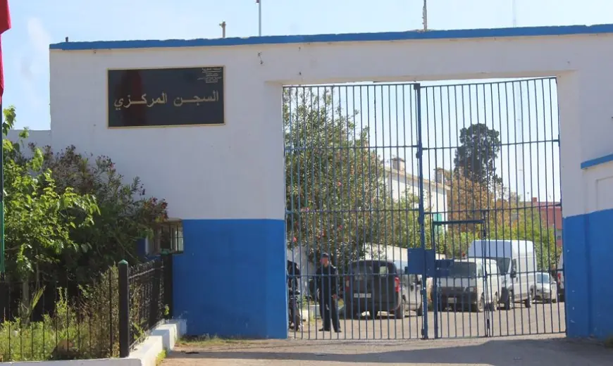 إدارة السجن المركزي بالقنيطرة تنفي ادعاءات معاقبة معتقل وتعرضه لمحاولة التحرش