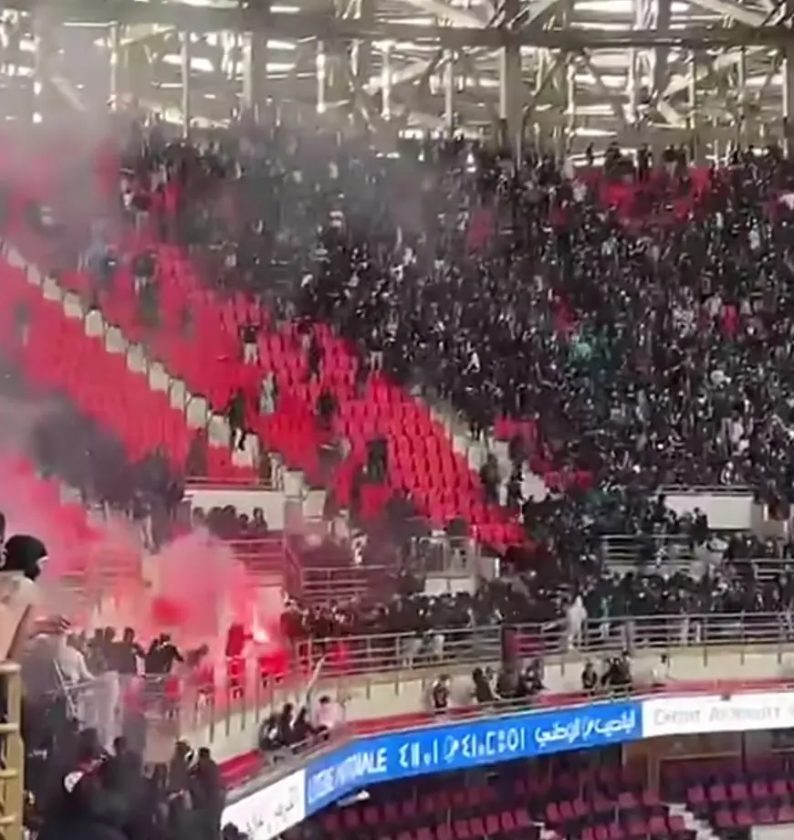 اشتباكات بين جماهير الجيش الملكي والرجاء في مدرجات ملعب الرباط.. والسلطات تتدخل لاحتواء الوضع