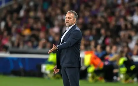 قبل ساعات من مباراة الكلاسيكو.. وفاة والد مدرب برشلونة هانزي فليك
