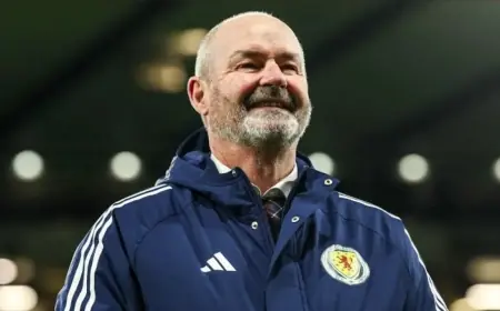 خصم المنتخب المغربي بالمونديال.. الاتحاد الإسكتلندي يمدد عقد مدرب المنتخب الأول ستيف كلارك