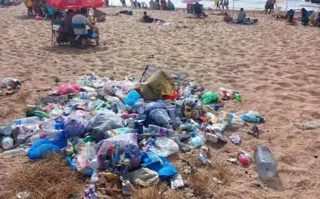 تراكم الأزبال وغياب مرافق الاستحمام يزيدان معاناة مصطافي شاطئ القصبة ببوزنيقة