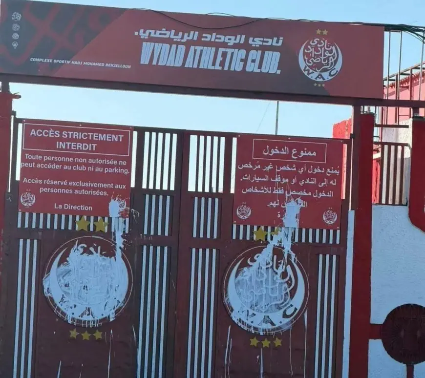 تلطيخ شعار الوداد الرياضي بمدخل مركب "بنجلون"